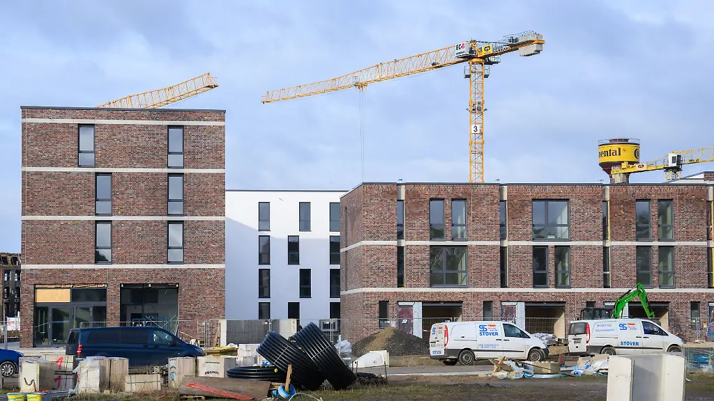 Mehrfamilienhaeuser-mit-Wohnungen-werden-im-Neubaugebiet-Wasserstadt-gebaut
