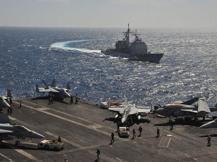Einsatzplanung "für alle Eventualitäten": USS Leyte und USS Enterprise im Roten Meer.
