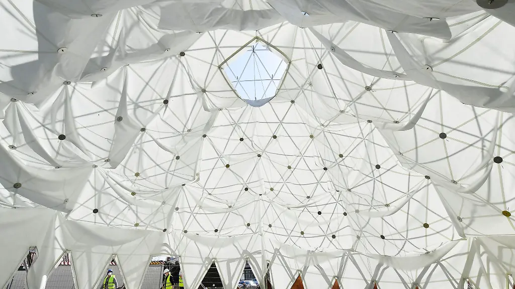 Spezialisten-errichten-den-sogenannten-Klimapavillon