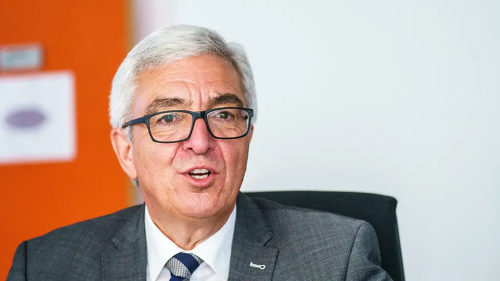Roger-Lewentz-SPD-Innenminister-von-Rheinland-Pfalz-spricht-zu-Pressevertretern