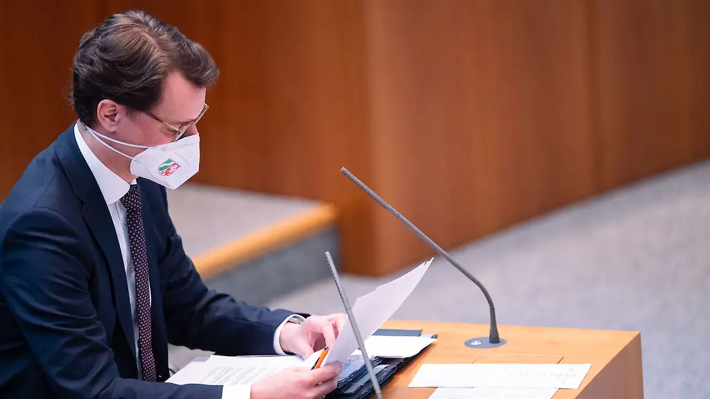 Hendrik-Wuest-CDU-Ministerpraesident-von-Nordrhein-Westfalen-sitzt-im-Landtag