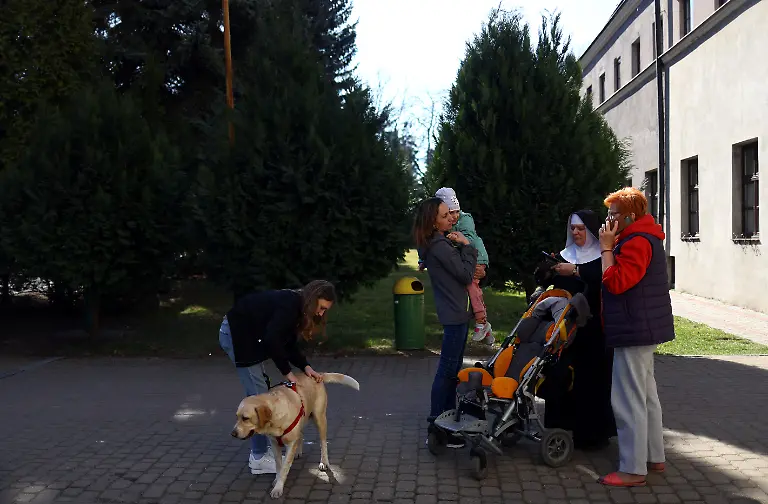 2022-04-04T131439Z-1415977763-RC2P7T972V7O-RTRMADP-3-UKRAINE-CRISIS-BORDER-POLAND-MONASTERY