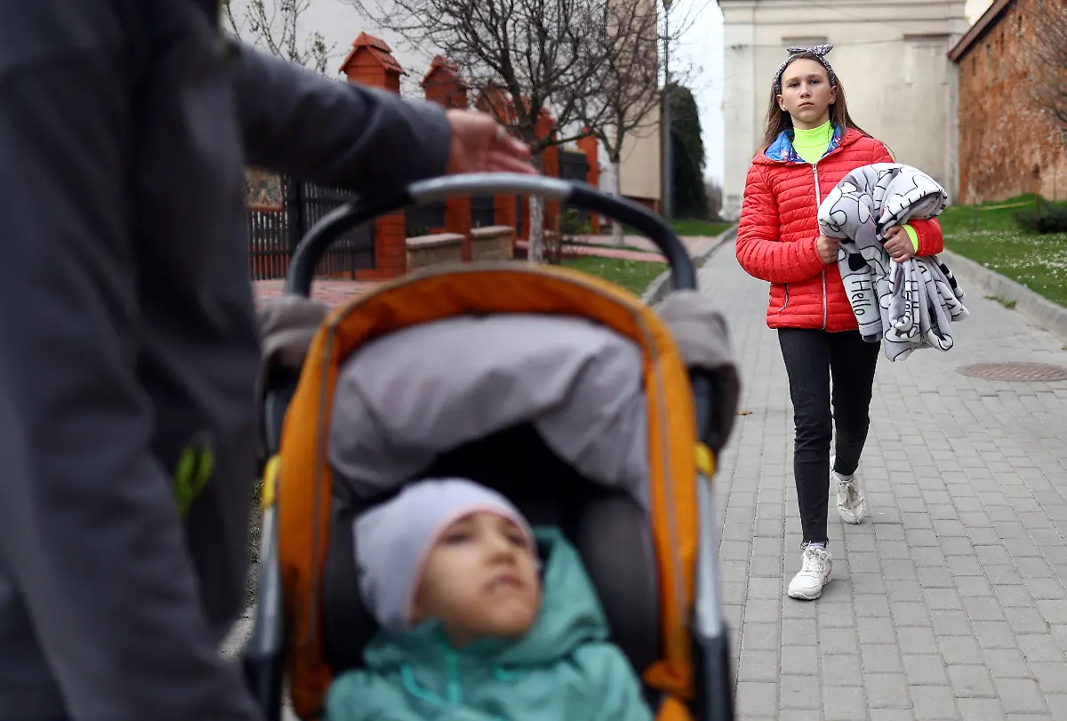 2022-04-04T131452Z-391356463-RC2FCT92ZQ3K-RTRMADP-3-UKRAINE-CRISIS-BORDER-POLAND-MONASTERY