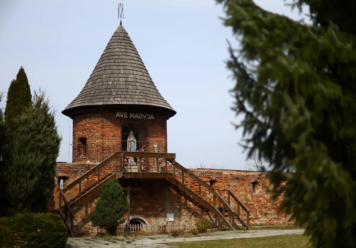 2022-04-04T131459Z-2137526215-RC21DT9KMHAI-RTRMADP-3-UKRAINE-CRISIS-BORDER-POLAND-MONASTERY