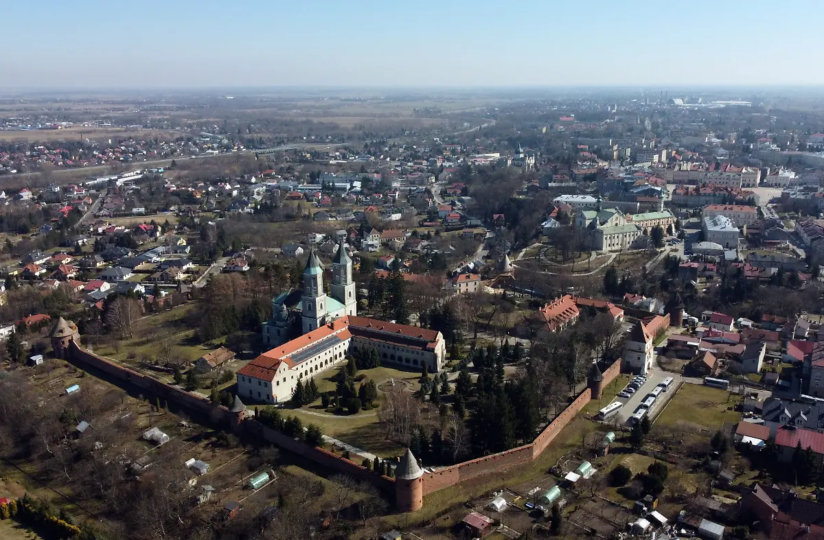 2022-04-04T131432Z-845845121-RC2C8T9GVFVO-RTRMADP-3-UKRAINE-CRISIS-BORDER-POLAND-MONASTERY