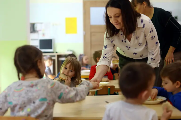 2022-03-24T102802Z-1074354638-RC2A8T9CFUOA-RTRMADP-3-UKRAINE-CRISIS-POLAND-MONASTERY-CHILDREN