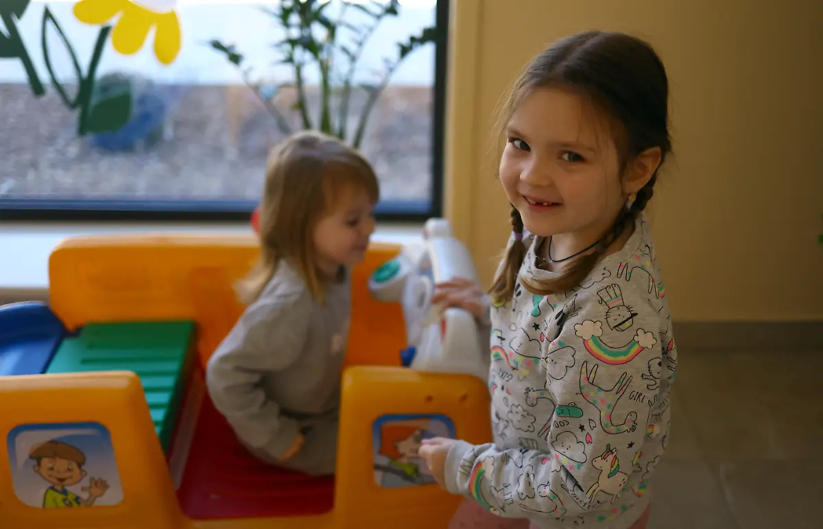 2022-03-24T102748Z-1096937837-RC2A8T9HV6DU-RTRMADP-3-UKRAINE-CRISIS-POLAND-MONASTERY-CHILDREN