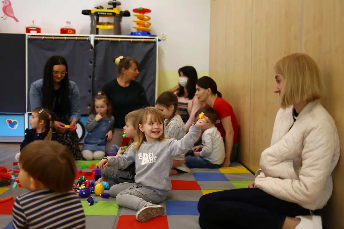 2022-03-24T102804Z-1304252011-RC2A8T9X0HWY-RTRMADP-3-UKRAINE-CRISIS-POLAND-MONASTERY-CHILDREN