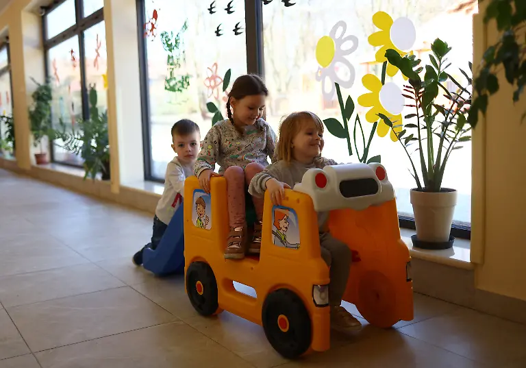 2022-03-24T102804Z-35279274-RC2A8T9ZR3O5-RTRMADP-3-UKRAINE-CRISIS-POLAND-MONASTERY-CHILDREN