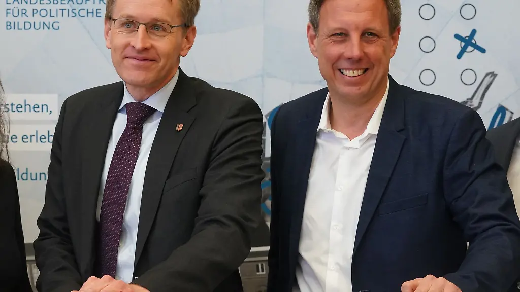 Die-Spitzenkanditen-fuer-die-Landtagswahl-Daniel-Guenther-CDU-l-und-Thomas-Losse-Mueller-SPD-r
