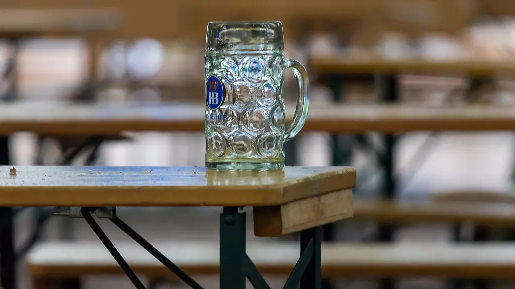 Ein-leerer-Bierkrug-steht-auf-einem-Tisch-in-einem-verregnetem-Biergarten