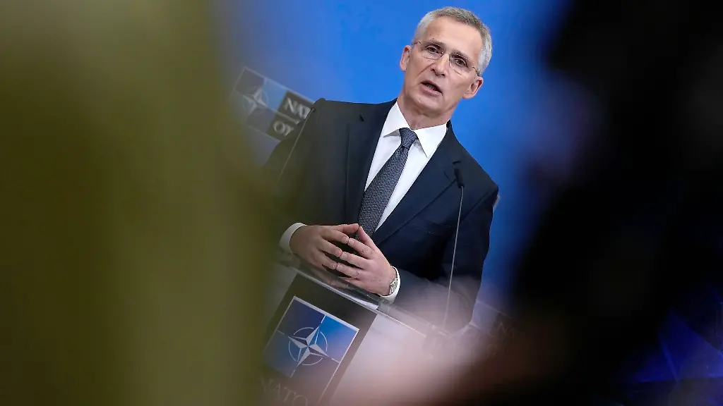 NATO-Generalsekretaer-Jens-Stoltenberg-spricht-bei-einer-Pressekonferenz-vor-dem-Aussenministertreffen-im-Nato-Hauptquartier
