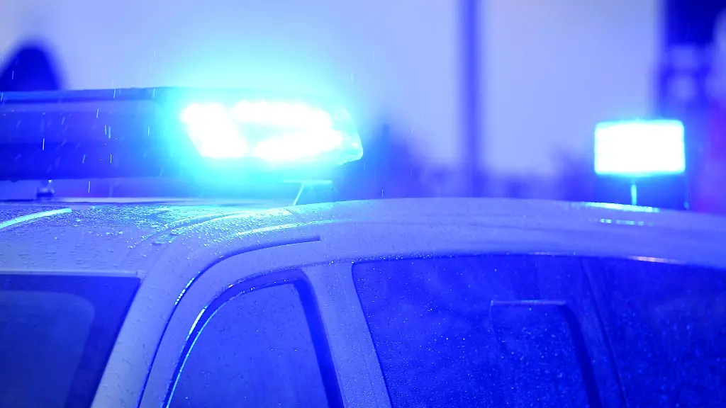 Blaulichter-leuchten-auf-dem-Dach-eines-Polizeifahrzeugs