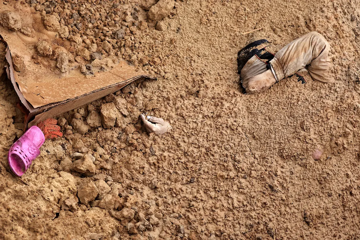 2022-04-02T183838Z-1103620409-RC22FT9J3P7W-RTRMADP-3-UKRAINE-CRISIS-BUCHA-BODIES