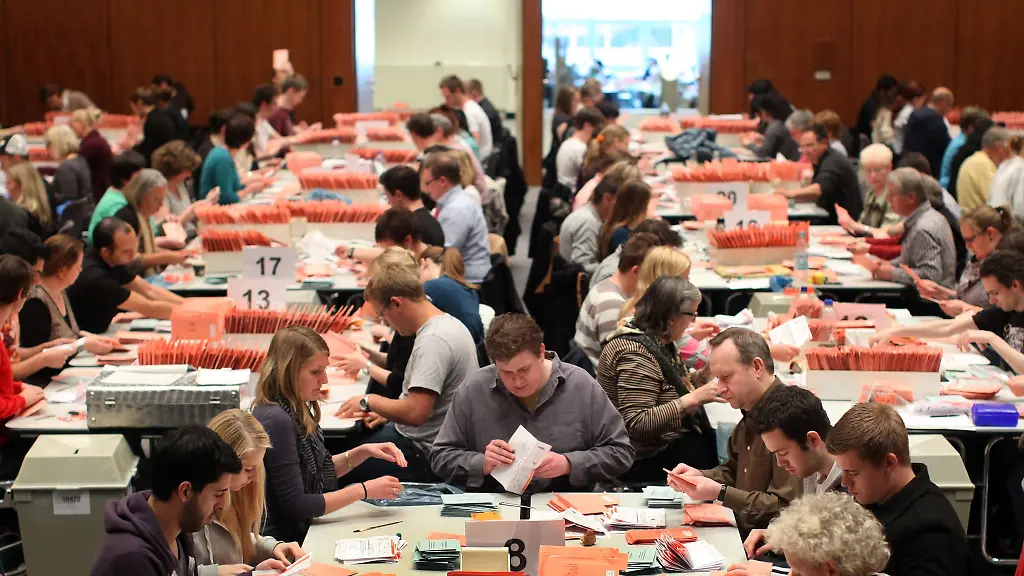 Wahlhelferinnen-und-helfer-zaehlen-in-einem-Briefwahlzentrum-in-Koeln-Wahlbriefe-aus