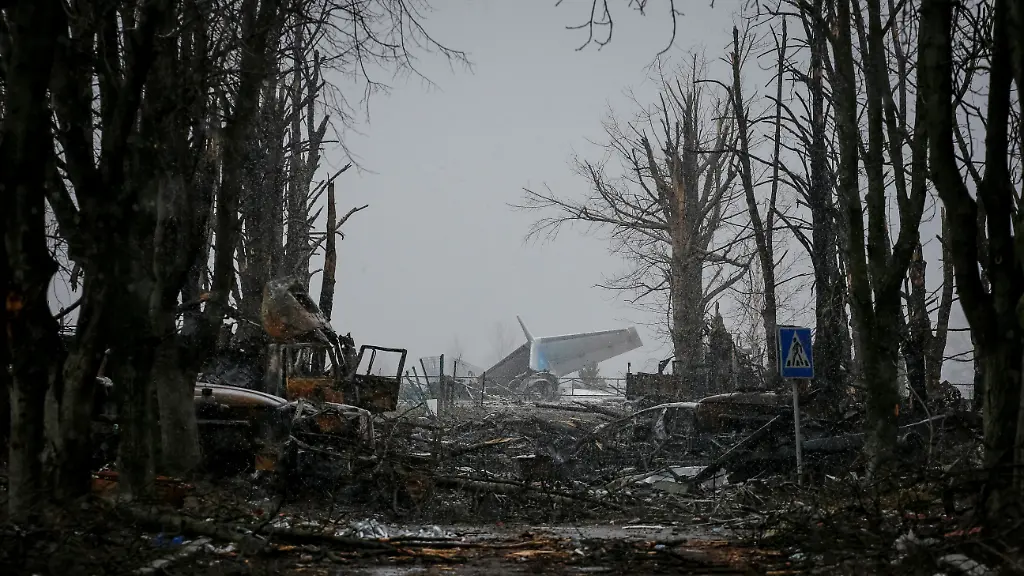 2022-04-03T143524Z-1058183139-RC2NFT93ZNVJ-RTRMADP-3-UKRAINE-CRISIS-HOSTOMEL