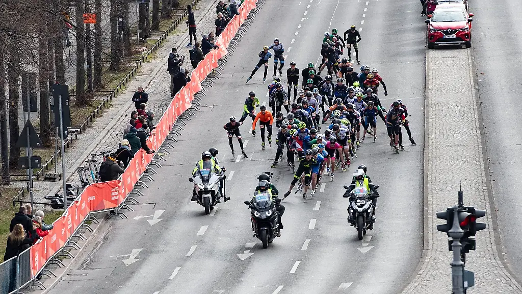 Die-Inlineskater-beim-Berliner-Halbmarathon-laufen-nach-dem-Start-auf-der-Strasse-des-17-Juli