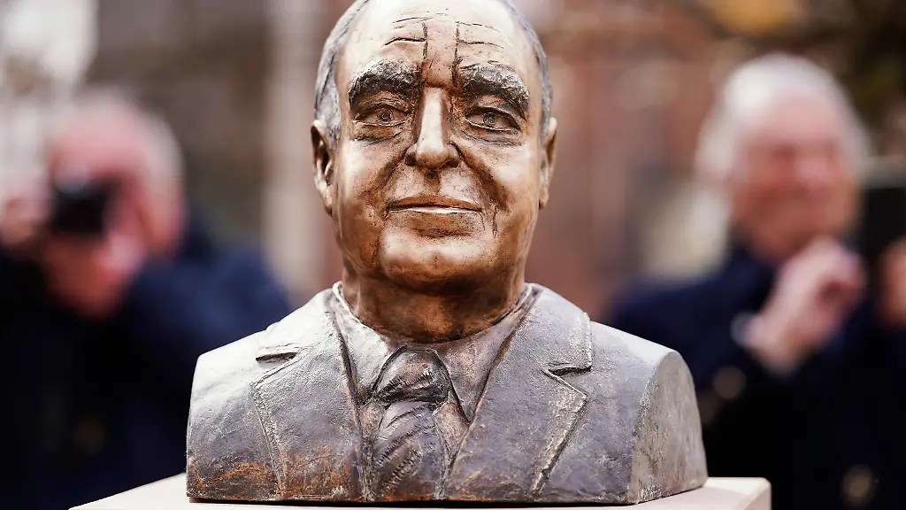 Eine-Bronzebueste-die-den-frueheren-Bundeskanzlers-Helmut-Kohl-abbildet-steht-auf-dem-Domplatz