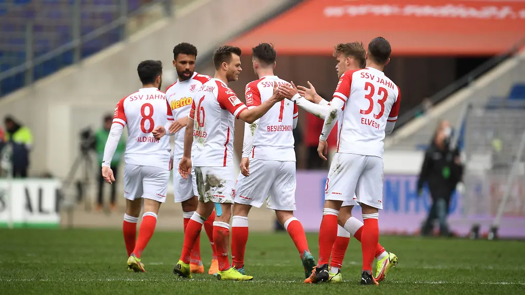 Die-Mannschaft-von-Regensburg-klatscht-sich-nach-dem-Abpfiff-auf-dem-Platz-ab
