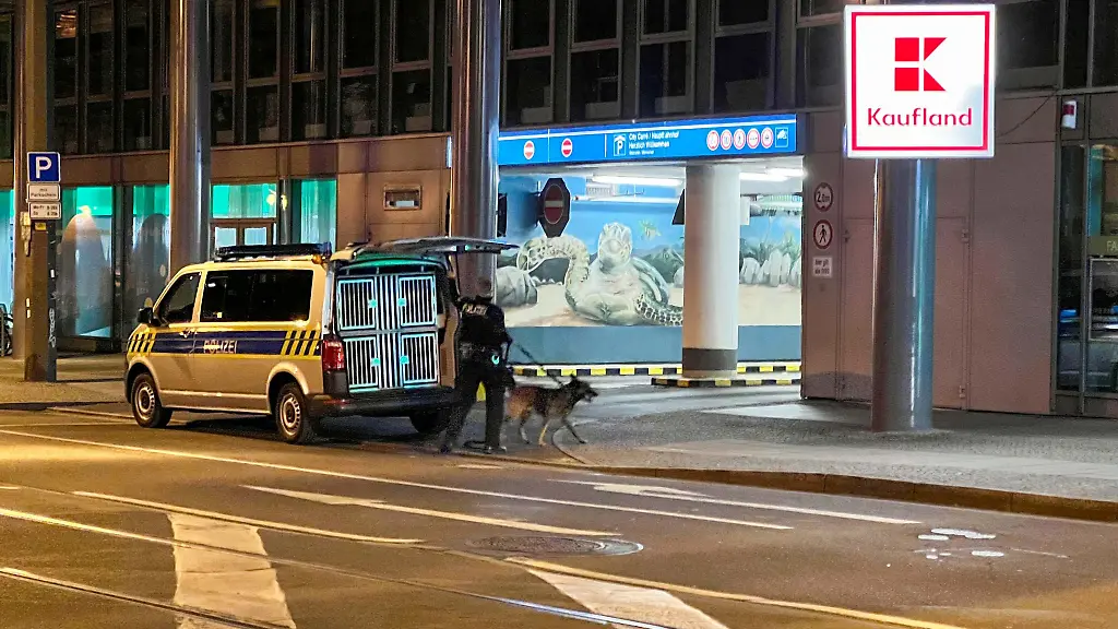 Ein-Hundefuehrer-der-Polizei-geht-mit-seinem-Hund-in-die-Tiefgarage-des-Einkaufszentrum-City-Carre