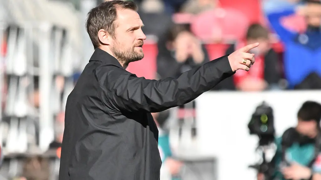 Der-Mainzer-Trainer-Bo-Svensson-gibt-Anweisungen