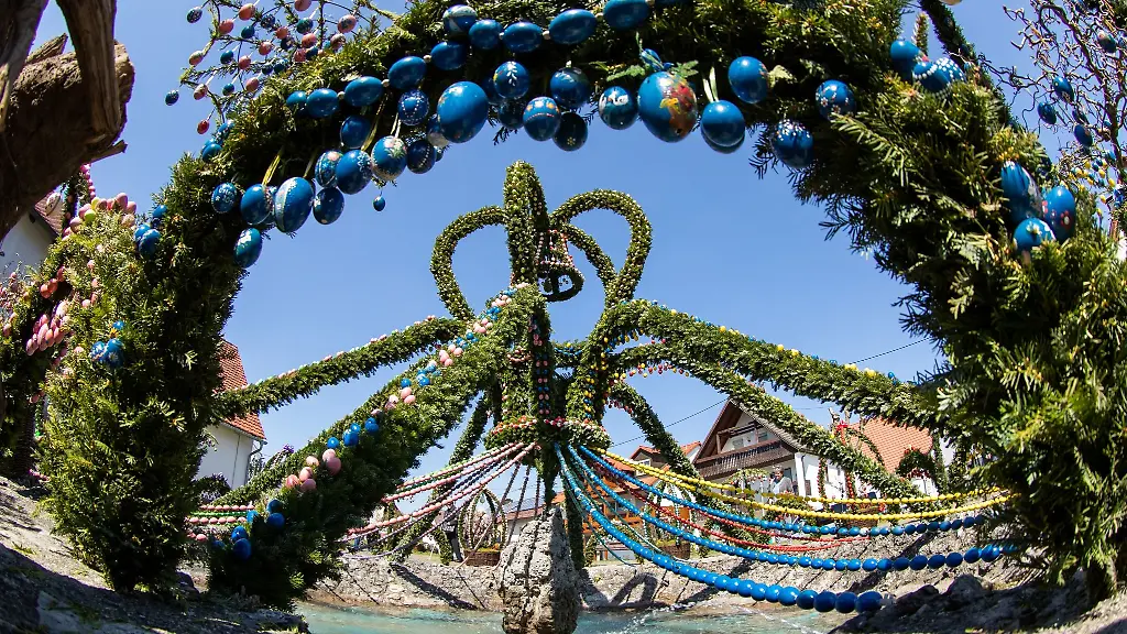 Zahlreiche-bunte-Eier-schmuecken-den-Osterbrunnen-in-der-Stadt