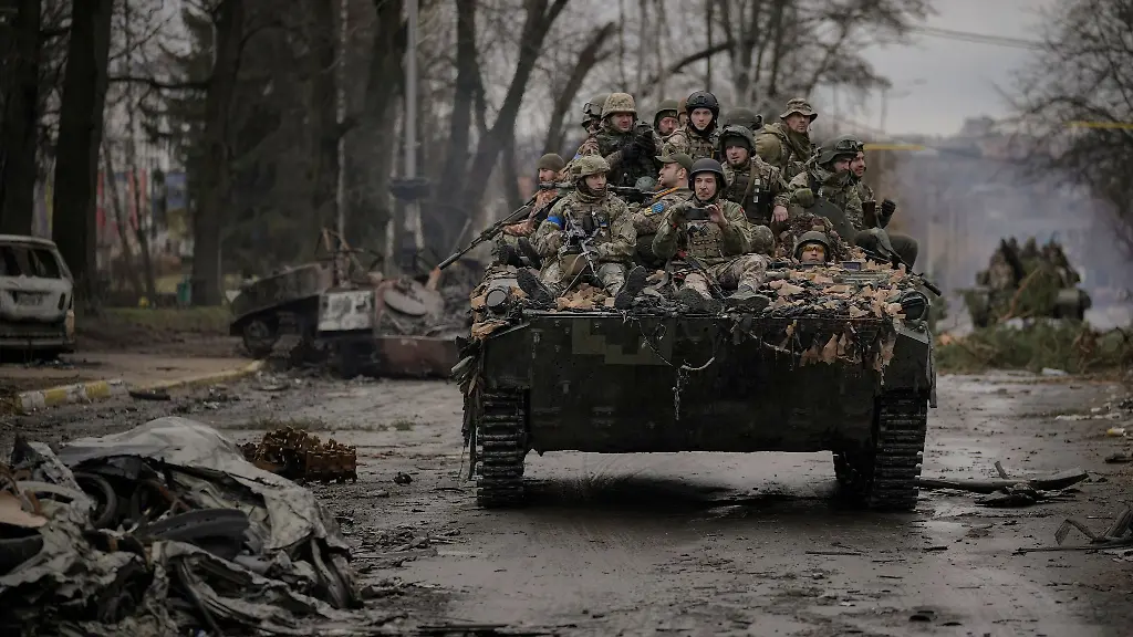Ukrainische-Soldaten-fahren-durch-den-Ort-Butscha-Dort-haben-russische-Truppen-nach-angaben-von-Praesidentenberater-Mychajlo-Podoljak-viele-Zivilisten-getoetet
