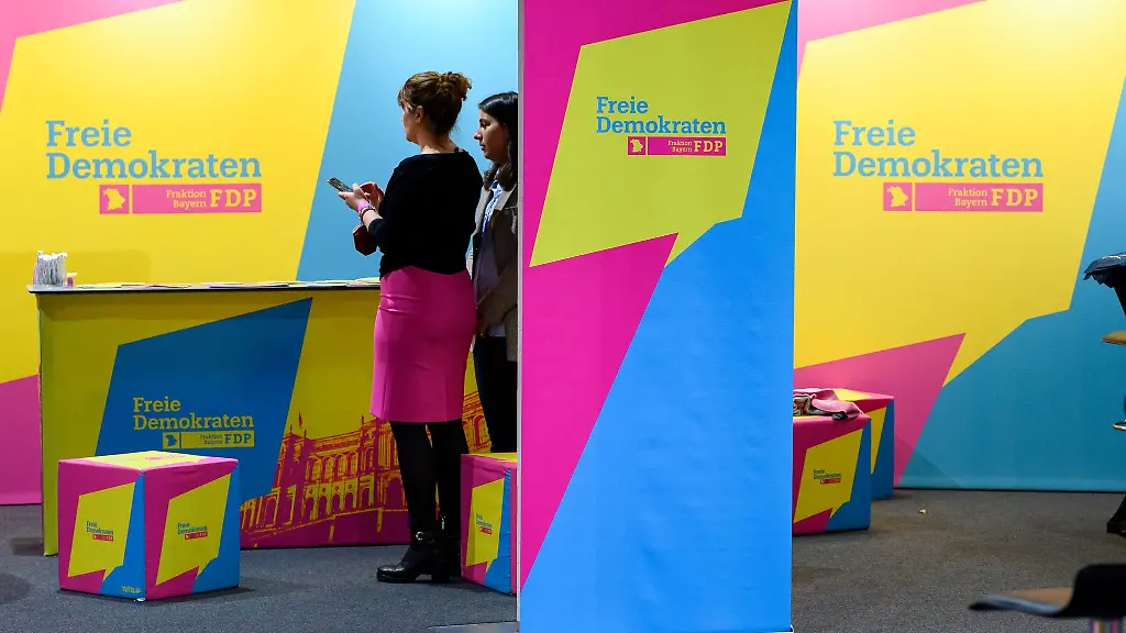 Ein-Informationsstand-der-FDP-Bayern-auf-dem-Landesparteitag