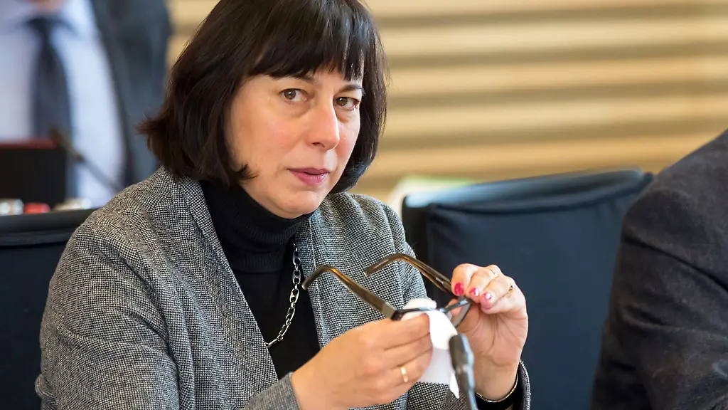 Marion-Walsmann-Landesvorsitzende-des-Weissen-Rings-nimmt-an-einer-Landtagssitzung-teil