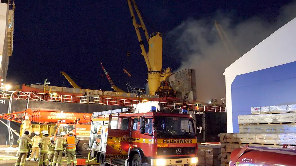 Einsatzkraefte-der-Feuerwehr-Bremerhaven-sind-bei-Loescharbeiten-bei-einem-Brand-auf-einem-Frachter
