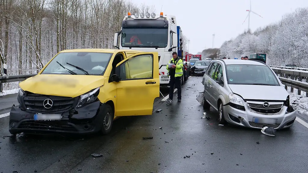 Mehrere-beschaedigte-Autos-und-Einsatzkraefte-stehen-nach-einer-Massenkarambolage-auf-der-A44-bei-Lichtenau-Bei-dem-Unfall-wurden-mehrere-Menschen-verletzt