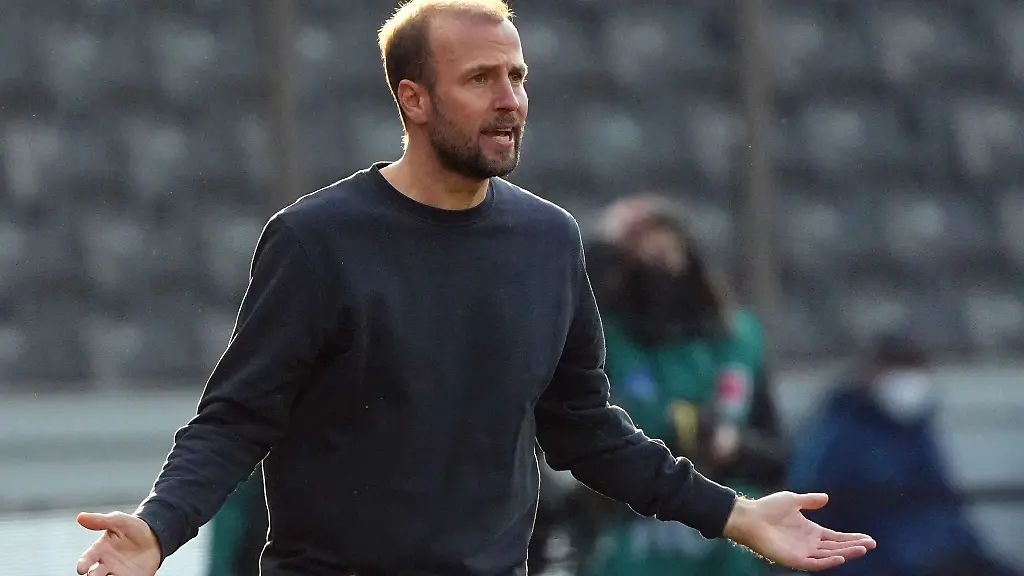 Hoffenheims-Trainer-Sebastian-Hoeness-steht-an-der-Seitenlinie