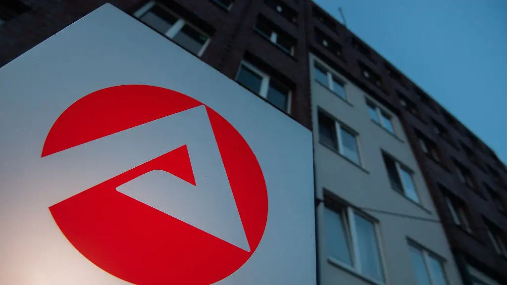 Ein-Schild-steht-vor-einem-Standort-der-Agentur-fuer-Arbeit