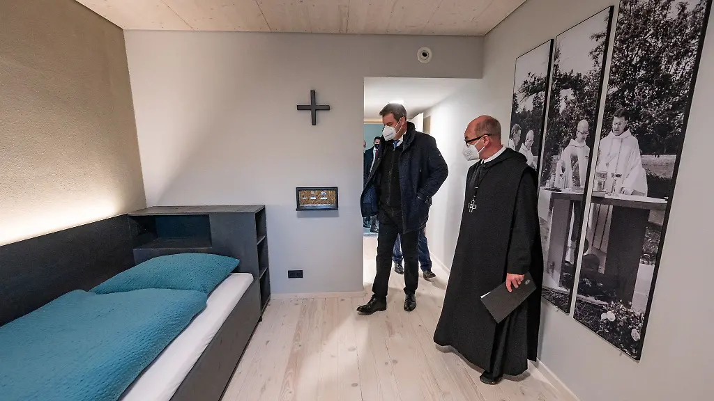 Markus-Soeder-CSU-Ministerpraesident-von-Bayern-und-Abt-Beda-Maria-Sonnenberg-r