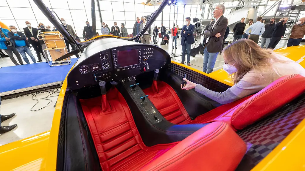 Gaeste-schauen-sich-waehrend-der-Praesentation-des-Elektroflugzeugs-Elektra-Trainer-das-Cockpit-an