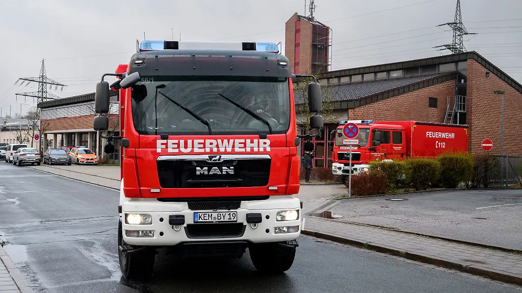 Einsatzwaegen-des-Hilfskonvois-der-Feuerwehren-fahren-in-Richtung-Ukraine-los