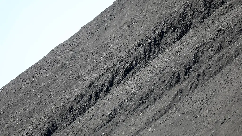 Steinkohle-fuer-das-Steinkohlekraftwerk-lagert-im-Seehafen-Rostock
