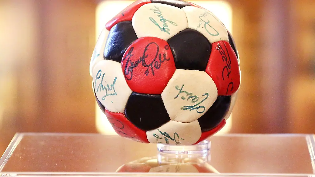 Ein-unterschriebener-WM-Fussball-der-brasilianischen-Nationalmannschaft-von-1974-wird-praesentiert