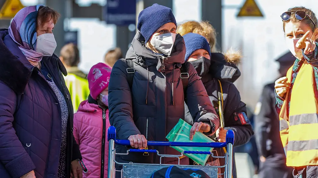 Fluechtlinge-aus-der-Ukraine-werden-von-Helfern-im-Empfang-genommen