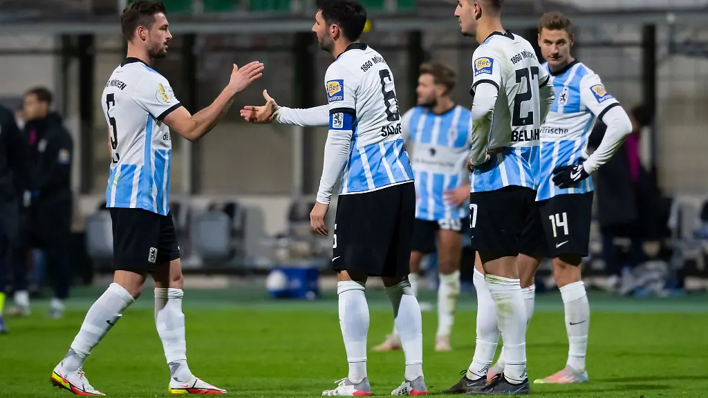 Die-Spieler-von-Muenchen-stehen-nach-dem-Spiel-auf-dem-Platz