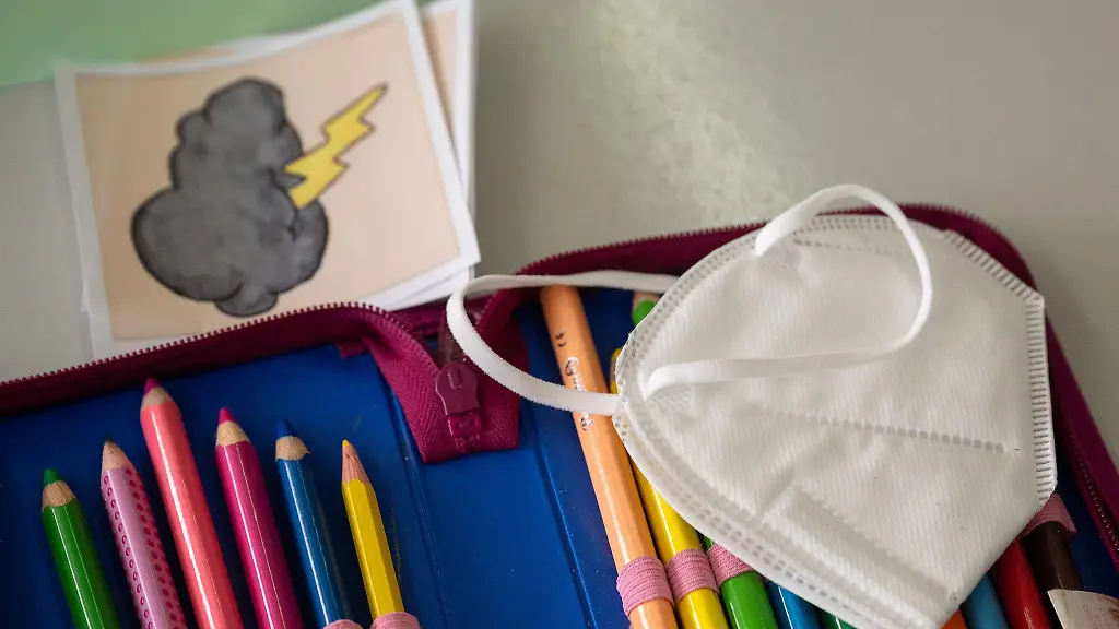 Eine-Maske-liegt-waehrend-des-Unterrichts-auf-einem-Federmaeppchen