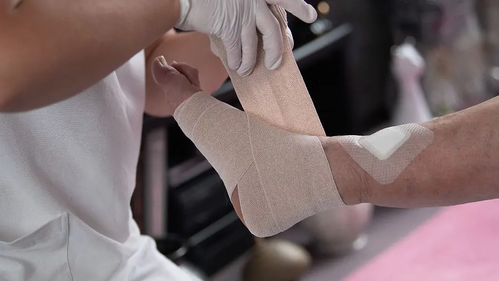 Eine-Pflegefachkraft-legt-einen-Kompressionsverband-an