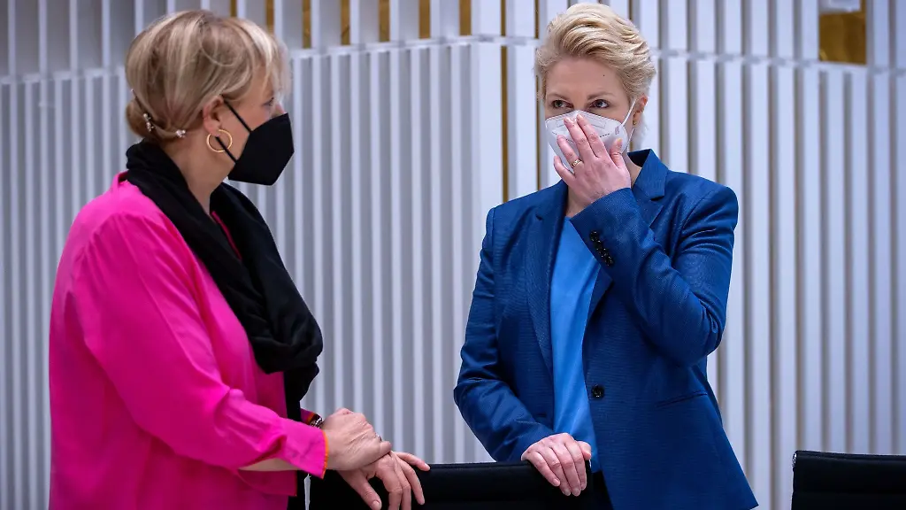 Manuela-Schwesig-r-die-Ministerpraesidentin-von-MV-begruesst-Simone-Oldenburg