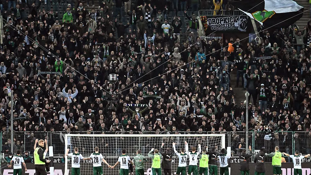 Gladbachs-Spieler-feiern-mit-den-Fans