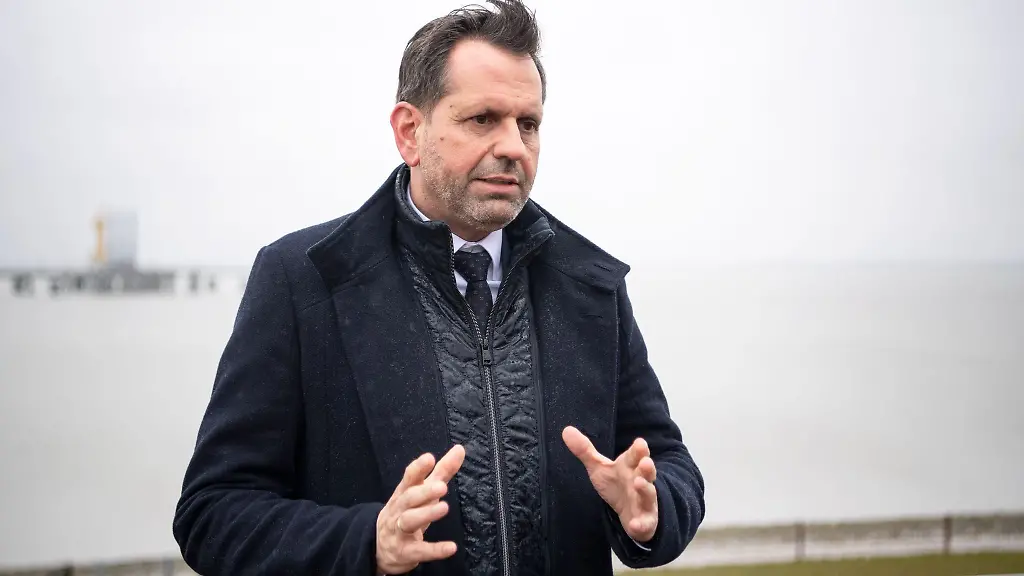 Olaf-Lies-steht-in-Wilhelmshaven