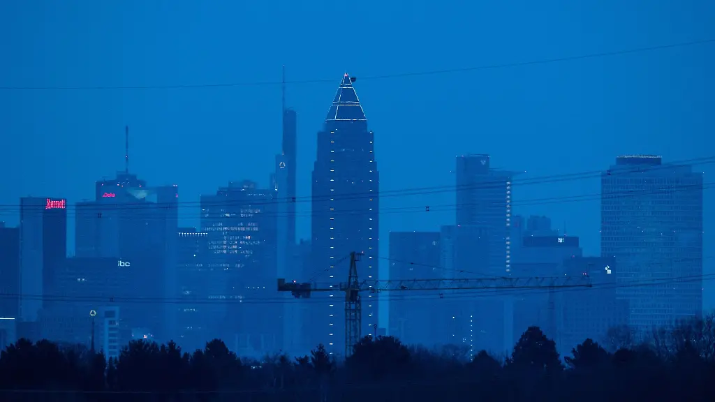 Die-Bankenskyline-von-Frankfurt-liegt-im-Dunst-am-fruehen-Morgen