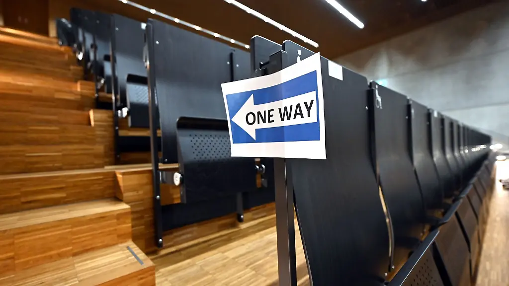 Blick-in-einen-menschenleeren-Hoersaal-im-Winter-2020