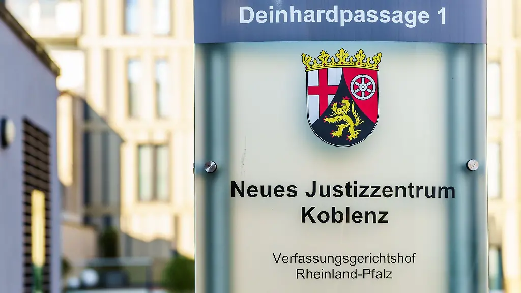 Blick-auf-ein-Hinweisschild-am-Gerichtsgebaeude