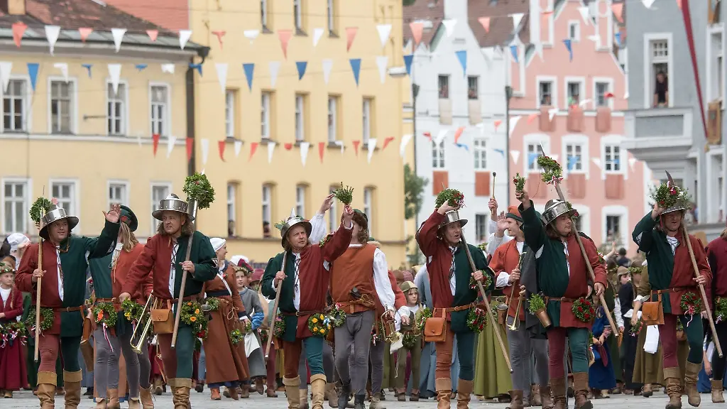 Teilnehmer-gehen-waehrend-des-Umzugs-der-Landshuter-Hochzeit-durch-die-Altstadt