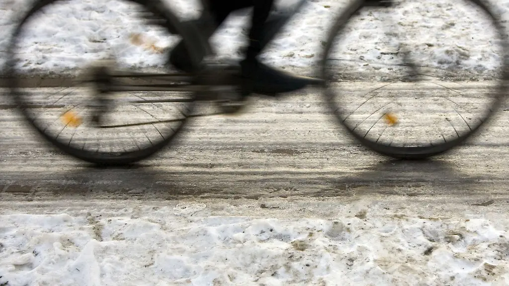 Ein-Radfahrer-faehrt-auf-einem-Radweg